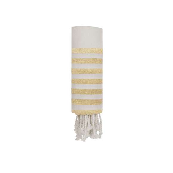 Pareo Toalla en algodón reciclado de 180g/m2. Diseño a rayas color blanco en combinación con rayas doradas con efecto glitter, extremos en beige liso y distinguidos flecos en los extremos en forma de cordón. Incluye etiqueta con distintivo algodón reciclado.