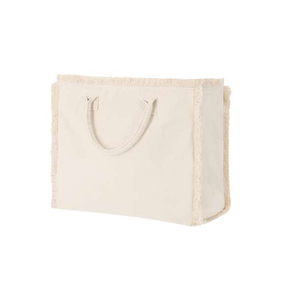 Bolsa con estilo flecos confeccionada principalmente en algodón de 360 g/m2. De práctico y moderno diseño, incorpora asas cortas reforzadas. Incluye cierre de cremallera para mayor seguridad y bolsillo interior con cremallera.