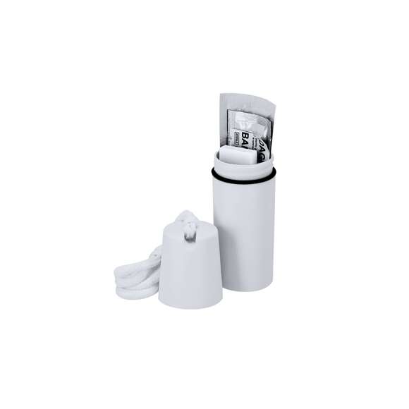 Kit de excursión de 6 accesorios presentado en un estuche en resistente ABS con cierre a rosca resistente al agua, con práctico cordón lanyard. Incluye gel hidroalcohólico, protección solar SPF30, vendas y 1 silbato.