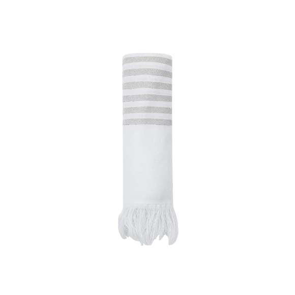 Suave pareo-toalla de 300 g/m², confeccionado en una combinación de algodón reciclado y poliéster reciclado SEAQUAL.Su diseño presenta una base en blanco combinada con rayas de color y decorada por distinguidos flecos en los extremos. Incluye etiqueta con diseño SEAQUAL, que certifica su origen sostenible y su contribución a la limpieza de océanos. SEAQUAL INITIATIVE trabaja con colaboradores y autoridades para ayudar a limpiar nuestros océanos. Los residuos marinos de nuestras playas, fondos y superficies oceánicas, ríos y estuarios son recogidos por programas de limpieza. Luego se clasifican en diferentes tipos de materiales y la porción de plástico se limpia y se transforma en PLÁSTICO MARINO RECICLADO, una materia prima completamente trazable y que crea productos sostenibles e inspiradores. Al elegir productos que contienen PLÁSTICO MARINO RECICLADO, estás ayudando a limpiar nuestros océanos.JUNTOS POR UN OCÉANO LIMPIO.