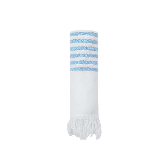Suave pareo-toalla de 300 g/m², confeccionado en una combinación de algodón reciclado y poliéster reciclado SEAQUAL.Su diseño presenta una base en blanco combinada con rayas de color y decorada por distinguidos flecos en los extremos. Incluye etiqueta con diseño SEAQUAL, que certifica su origen sostenible y su contribución a la limpieza de océanos. SEAQUAL INITIATIVE trabaja con colaboradores y autoridades para ayudar a limpiar nuestros océanos. Los residuos marinos de nuestras playas, fondos y superficies oceánicas, ríos y estuarios son recogidos por programas de limpieza. Luego se clasifican en diferentes tipos de materiales y la porción de plástico se limpia y se transforma en PLÁSTICO MARINO RECICLADO, una materia prima completamente trazable y que crea productos sostenibles e inspiradores. Al elegir productos que contienen PLÁSTICO MARINO RECICLADO, estás ayudando a limpiar nuestros océanos.JUNTOS POR UN OCÉANO LIMPIO.