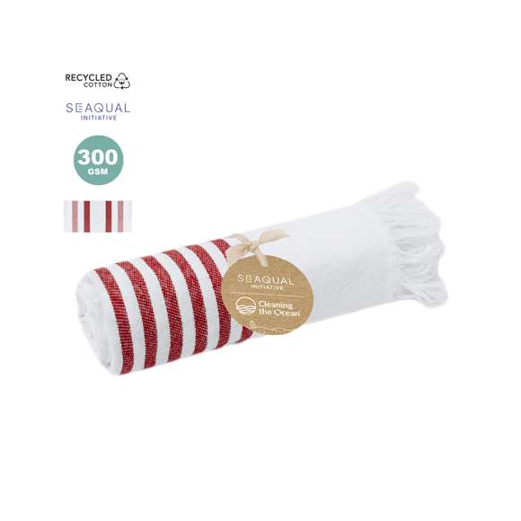 Suave pareo-toalla de 3000 g/m², confeccionado en una combinación de algodón reciclado y poliéster reciclado SEAQUAL.Su diseño presenta una base en blanco combinada con rayas de color y decorada por distinguidos flecos en los extremos. Incluye etiqueta con diseño SEAQUAL, que certifica su origen sostenible y su contribución a la limpieza de océanos. SEAQUAL INITIATIVE trabaja con colaboradores y autoridades para ayudar a limpiar nuestros océanos. Los residuos marinos de nuestras playas, fondos y superficies oceánicas, ríos y estuarios son recogidos por programas de limpieza. Luego se clasifican en diferentes tipos de materiales y la porción de plástico se limpia y se transforma en PLÁSTICO MARINO RECICLADO, una materia prima completamente trazable y que crea productos sostenibles e inspiradores. Al elegir productos que contienen PLÁSTICO MARINO RECICLADO, estás ayudando a limpiar nuestros océanos.JUNTOS POR UN OCÉANO LIMPIO.