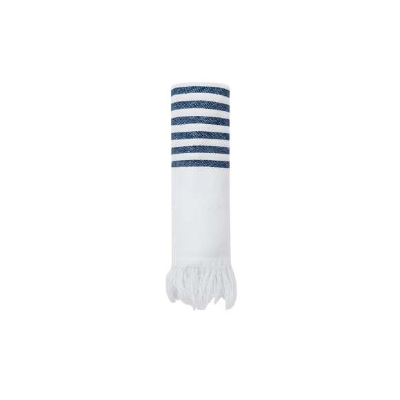 Suave pareo-toalla de 3000 g/m², confeccionado en una combinación de algodón reciclado y poliéster reciclado SEAQUAL.Su diseño presenta una base en blanco combinada con rayas de color y decorada por distinguidos flecos en los extremos. Incluye etiqueta con diseño SEAQUAL, que certifica su origen sostenible y su contribución a la limpieza de océanos. SEAQUAL INITIATIVE trabaja con colaboradores y autoridades para ayudar a limpiar nuestros océanos. Los residuos marinos de nuestras playas, fondos y superficies oceánicas, ríos y estuarios son recogidos por programas de limpieza. Luego se clasifican en diferentes tipos de materiales y la porción de plástico se limpia y se transforma en PLÁSTICO MARINO RECICLADO, una materia prima completamente trazable y que crea productos sostenibles e inspiradores. Al elegir productos que contienen PLÁSTICO MARINO RECICLADO, estás ayudando a limpiar nuestros océanos.JUNTOS POR UN OCÉANO LIMPIO.