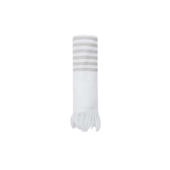 Suave pareo-toalla de 3000 g/m², confeccionado en una combinación de algodón reciclado y poliéster reciclado SEAQUAL.Su diseño presenta una base en blanco combinada con rayas de color y decorada por distinguidos flecos en los extremos. Incluye etiqueta con diseño SEAQUAL, que certifica su origen sostenible y su contribución a la limpieza de océanos. SEAQUAL INITIATIVE trabaja con colaboradores y autoridades para ayudar a limpiar nuestros océanos. Los residuos marinos de nuestras playas, fondos y superficies oceánicas, ríos y estuarios son recogidos por programas de limpieza. Luego se clasifican en diferentes tipos de materiales y la porción de plástico se limpia y se transforma en PLÁSTICO MARINO RECICLADO, una materia prima completamente trazable y que crea productos sostenibles e inspiradores. Al elegir productos que contienen PLÁSTICO MARINO RECICLADO, estás ayudando a limpiar nuestros océanos.JUNTOS POR UN OCÉANO LIMPIO.