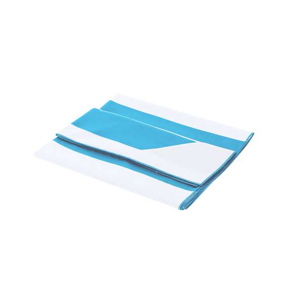 Toalla  con bolsillo impermeable y funda. Fabricada en suave poliéster de 200g/m2, incluye práctico bolsillo impermeable triangular en la esquina, con cierre de cremallera ideal para proteger tus pertenencias personales. Su diseño a rayas, se complementa con una funda con rejilla y cierre de cremallera.