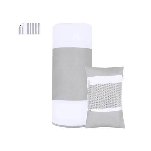 Toalla  con bolsillo impermeable y funda. Fabricada en suave poliéster de 200g/m2, incluye práctico bolsillo impermeable triangular en la esquina, con cierre de cremallera ideal para proteger tus pertenencias personales. Su diseño a rayas, se complementa con una funda con rejilla y cierre de cremallera.