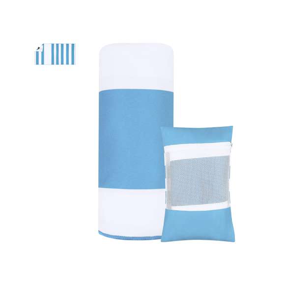 Toalla  con bolsillo impermeable y funda. Fabricada en suave poliéster de 200g/m2, incluye práctico bolsillo impermeable triangular en la esquina, con cierre de cremallera ideal para proteger tus pertenencias personales. Su diseño a rayas, se complementa con una funda con rejilla y cierre de cremallera.