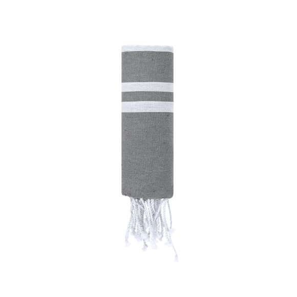 Suave pareo-toalla de 150g/m2 en combinación de algodón y poliéster. Su diseño cuenta con una base en color y  rayas blancas, .Incluye flecos en los extremos que añaden un detalle decorativo  y que completan su acabado.