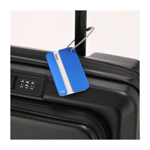 Identificador de maletas fabricado en Aluminio Reciclado. Con resistente cuerda de acero inox de acople y tarjeta de identificación. Con distintivo de Aluminio Reciclado.El Aluminio Reciclado es un material con posibilidades de reciclaje casi infinitas, sin perder sus propiedades originales y consumiendo menos energía en este proceso.Certificación GRS (Global Recycled Standard / Estándar de Reciclaje Global), que garantiza el origen reciclado del material usado para fabricar el producto.
