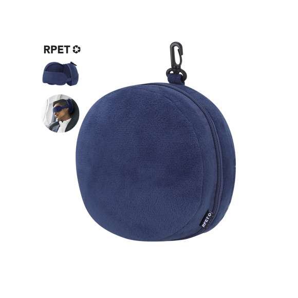 Almohadilla con Antifaz ideal para viajes fabricada en suave material RPET.Incluye antifaz interior adaptable mediante dos gomas elásticas a juego para mayor comodidad y descanso durante el viaje. Cuenta con un esponjoso reposacabezas plegable con cierre de cremallera, lo que facilita su almacenamiento. Además, dispone de práctico bolsillo exterior y mosquetón de plástico en color negro, que permite transportarlo de cómoda.Este accesorio combina funcionalidad, diseño compacto y  siendo perfecto sus viajes.El material RPET se elabora a partir de plástico reciclado, para así fomentar la reutilización de residuos plásticos y ayudar a la sostenibilidad del planeta.