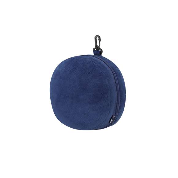 Almohadilla con Antifaz ideal para viajes fabricada en suave material RPET.Incluye antifaz interior adaptable mediante dos gomas elásticas a juego para mayor comodidad y descanso durante el viaje. Cuenta con un esponjoso reposacabezas plegable con cierre de cremallera, lo que facilita su almacenamiento. Además, dispone de práctico bolsillo exterior y mosquetón de plástico en color negro, que permite transportarlo de cómoda.Este accesorio combina funcionalidad, diseño compacto y  siendo perfecto sus viajes.El material RPET se elabora a partir de plástico reciclado, para así fomentar la reutilización de residuos plásticos y ayudar a la sostenibilidad del planeta.