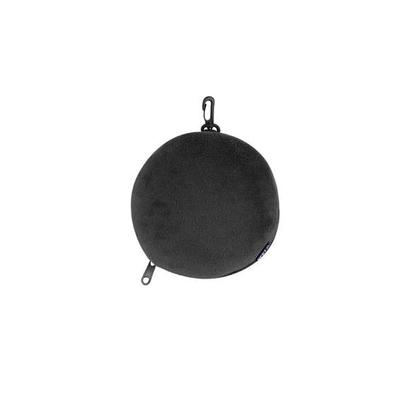 Almohadilla con Antifaz ideal para viajes fabricada en suave material RPET.Incluye antifaz interior adaptable mediante dos gomas elásticas a juego para mayor comodidad y descanso durante el viaje. Cuenta con un esponjoso reposacabezas plegable con cierre de cremallera, lo que facilita su almacenamiento. Además, dispone de práctico bolsillo exterior y mosquetón de plástico en color negro, que permite transportarlo de cómoda.Este accesorio combina funcionalidad, diseño compacto y  siendo perfecto sus viajes.El material RPET se elabora a partir de plástico reciclado, para así fomentar la reutilización de residuos plásticos y ayudar a la sostenibilidad del planeta.