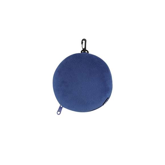 Almohadilla con Antifaz ideal para viajes fabricada en suave material RPET.Incluye antifaz interior adaptable mediante dos gomas elásticas a juego para mayor comodidad y descanso durante el viaje. Cuenta con un esponjoso reposacabezas plegable con cierre de cremallera, lo que facilita su almacenamiento. Además, dispone de práctico bolsillo exterior y mosquetón de plástico en color negro, que permite transportarlo de cómoda.Este accesorio combina funcionalidad, diseño compacto y  siendo perfecto sus viajes.El material RPET se elabora a partir de plástico reciclado, para así fomentar la reutilización de residuos plásticos y ayudar a la sostenibilidad del planeta.