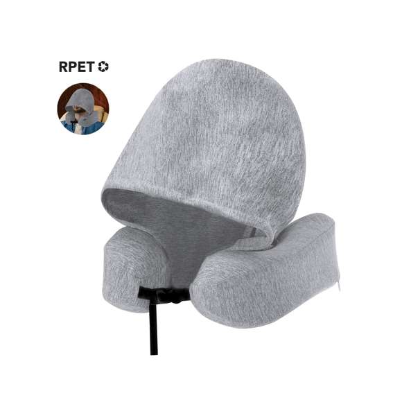Almohadilla  fabricada en suave tejido de RPET, con un esponjoso relleno adaptable. Con capucha para mayor calidez y equipada con accesorio de ajuste personalizado, asa de transporte y funda de almacenamiento. Incluye distintivo de RPET en etiqueta.El material RPET se elabora a partir de plástico reciclado, para así fomentar la reutilización de residuos plásticos y ayudar a la sostenibilidad del planeta.