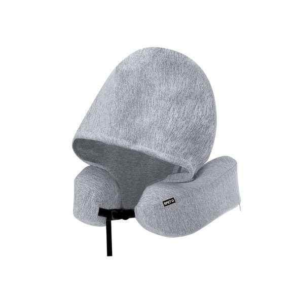Almohadilla  fabricada en suave tejido de RPET, con un esponjoso relleno adaptable. Con capucha para mayor calidez y equipada con accesorio de ajuste personalizado, asa de transporte y funda de almacenamiento. Incluye distintivo de RPET en etiqueta.El material RPET se elabora a partir de plástico reciclado, para así fomentar la reutilización de residuos plásticos y ayudar a la sostenibilidad del planeta.