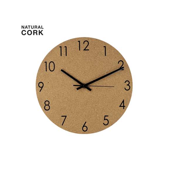 Reloj de pared fabricado en corcho natural, con números y dial metálico de color negro. Alimentación a pilas (1xAA no incluida).