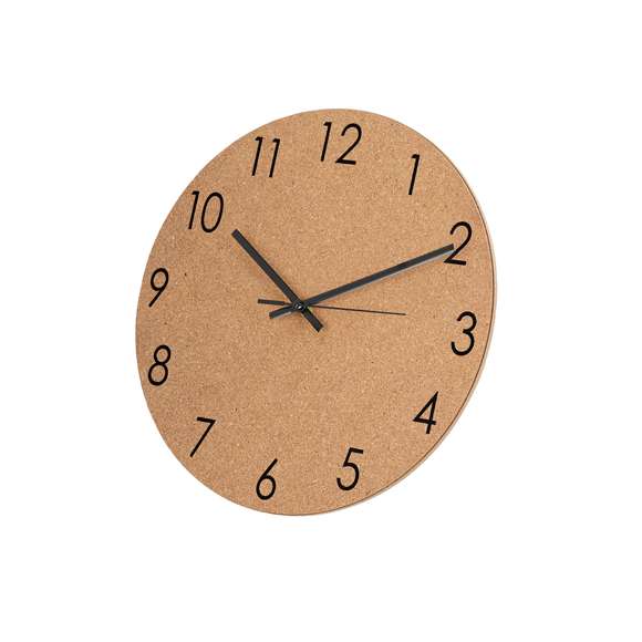 Reloj de pared fabricado en corcho natural, con números y dial metálico de color negro. Alimentación a pilas (1xAA no incluida).