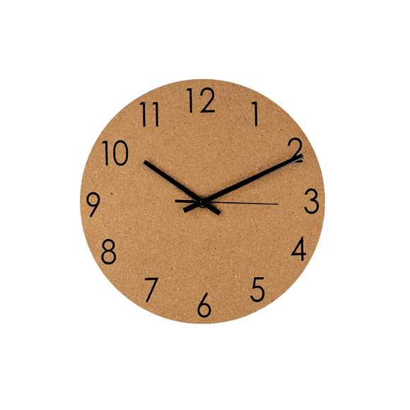 Reloj de pared fabricado en corcho natural, con números y dial metálico de color negro. Alimentación a pilas (1xAA no incluida).
