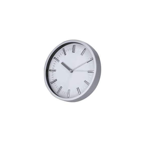 Reloj de pared fabricado con estructura de aluminio y vidrio. La esfera se distingue por marcadores de horas cromados y cuartos en tono plata, ofreciendo un estilo sofisticado y funcional.Alimentación a pilas (1xAA no incluida).