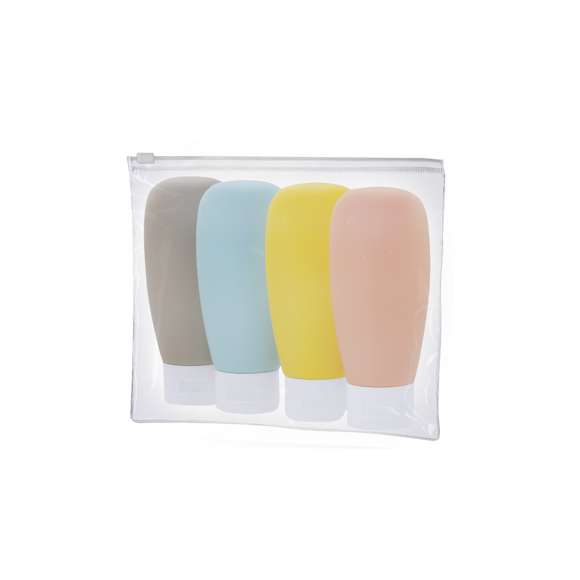 Neceser de viaje con botes de PVC. Incluye 4 botes de 60 ml de capacidad, en diferentes colores (rosa, azul claro, amarillo y gris) y suave acabado gomoso, ideales para organizar líquidos y productos de cuidado personal. Presentado en neceser transparente de PVC con cierre hermético.