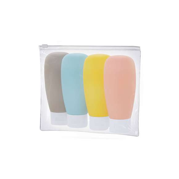 Neceser de viaje con botes de PVC. Incluye 4 botes de 60 ml de capacidad, en diferentes colores (rosa, azul claro, amarillo y gris) y suave acabado gomoso, ideales para organizar líquidos y productos de cuidado personal. Presentado en neceser transparente de PVC con cierre hermético.