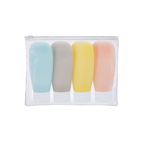 Neceser de viaje con botes de PVC. Incluye 4 botes de 60 ml de capacidad, en diferentes colores (rosa, azul claro, amarillo y gris) y suave acabado gomoso, ideales para organizar líquidos y productos de cuidado personal. Presentado en neceser transparente de PVC con cierre hermético.