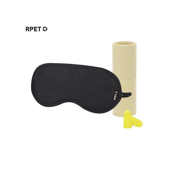 Set de viaje con antifaz y tapones para oídos. Antifaz en suave y confortable RPET con elástico de ajuste a juego, con distintivo en etiqueta. Tapones en confortable material EVA de color amarillo. Presentado en práctico estuche cilíndrico en cartón kraft. El material RPET se elabora a partir de plástico reciclado, para así fomentar la reutilización de residuos plásticos y ayudar a la sostenibilidad del planeta.