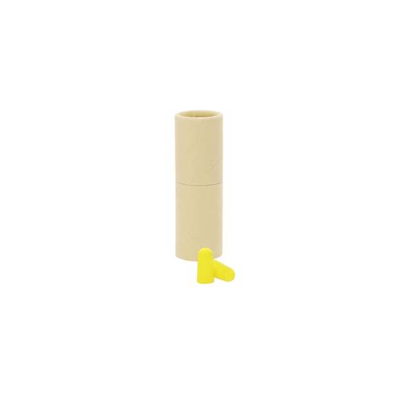 Set de viaje con antifaz y tapones para oídos. Antifaz en suave y confortable RPET con elástico de ajuste a juego, con distintivo en etiqueta. Tapones en confortable material EVA de color amarillo. Presentado en práctico estuche cilíndrico en cartón kraft. El material RPET se elabora a partir de plástico reciclado, para así fomentar la reutilización de residuos plásticos y ayudar a la sostenibilidad del planeta.