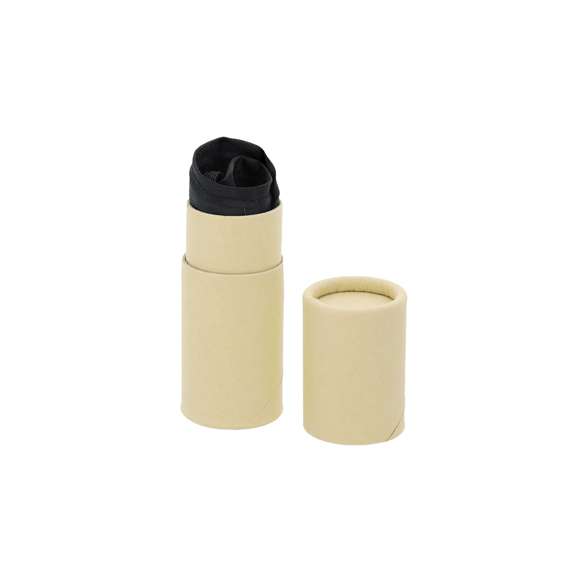 Set de viaje con antifaz y tapones para oídos. Antifaz en suave y confortable RPET con elástico de ajuste a juego, con distintivo en etiqueta. Tapones en confortable material EVA de color amarillo. Presentado en práctico estuche cilíndrico en cartón kraft. El material RPET se elabora a partir de plástico reciclado, para así fomentar la reutilización de residuos plásticos y ayudar a la sostenibilidad del planeta.