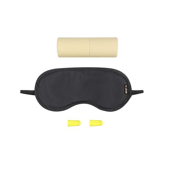 Set de viaje con antifaz y tapones para oídos. Antifaz en suave y confortable RPET con elástico de ajuste a juego, con distintivo en etiqueta. Tapones en confortable material EVA de color amarillo. Presentado en práctico estuche cilíndrico en cartón kraft. El material RPET se elabora a partir de plástico reciclado, para así fomentar la reutilización de residuos plásticos y ayudar a la sostenibilidad del planeta.
