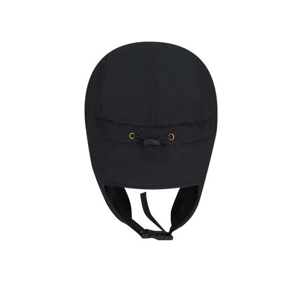 Gorra con orejeras y cálido interior polar fleece. Incluye cordón elástico con accesorio de ajuste para adaptarse a diferentes tamaños y cierre de hebilla ajustable en la barbilla.