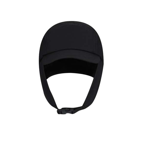 Gorra con orejeras y cálido interior polar fleece. Incluye cordón elástico con accesorio de ajuste para adaptarse a diferentes tamaños y cierre de hebilla ajustable en la barbilla.