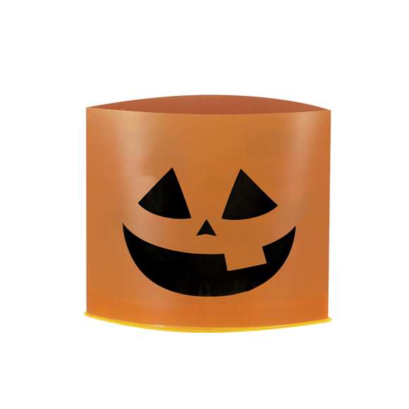 Vela decorativa de Halloween con diseños diferentes en cada cara. Con iluminación LED alimentada por pilas de botón (incluidas) y práctico botón de encendido/apagado.