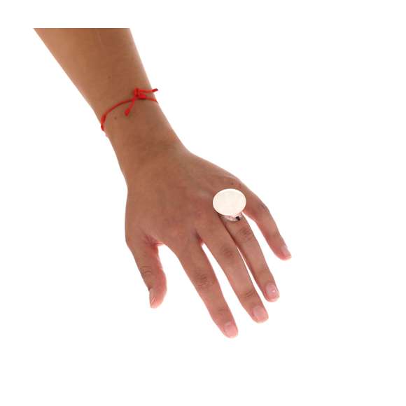 Original anillo blanco con luces LEDs ideal para fiestas, eventos nocturnos o celebraciones temáticas. Sus 2 luces LEDs de colores generan un efecto luminoso llamativo y original, alimentadas por pilas de botón -incluidas-. Con discreto interruptor de on/off en la base.