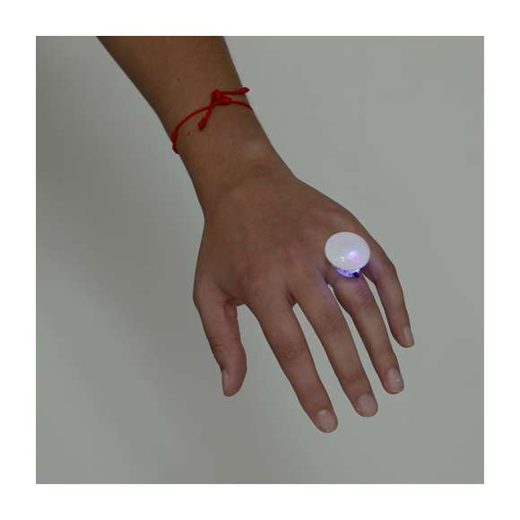 Original anillo blanco con luces LEDs ideal para fiestas, eventos nocturnos o celebraciones temáticas. Sus 2 luces LEDs de colores generan un efecto luminoso llamativo y original, alimentadas por pilas de botón -incluidas-. Con discreto interruptor de on/off en la base.