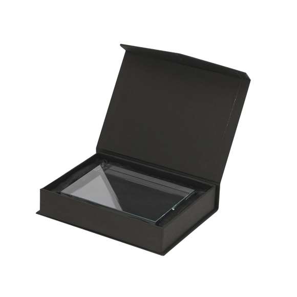 Elegante placa en cristal, con sofisticado diseño rectangular ,ideal para grabado láser. Presentada en  estuche individual con cierre magnético e interior en distinguido color negro, aportando un toque distinguido.