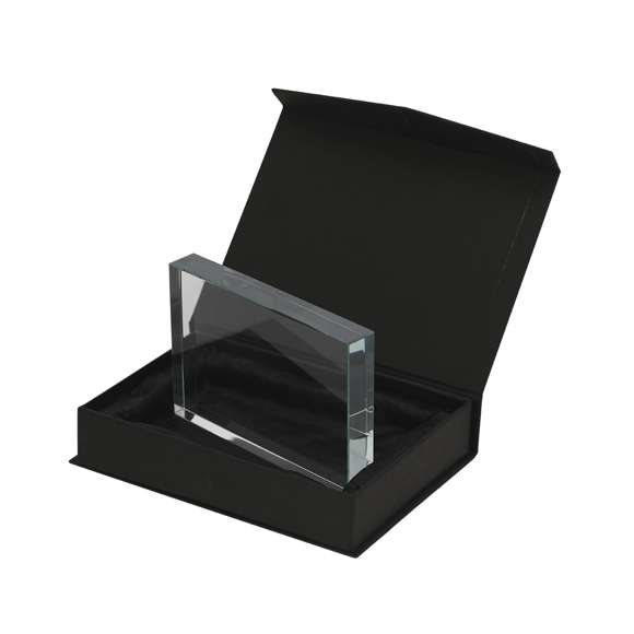 Elegante placa en cristal, con sofisticado diseño rectangular ,ideal para grabado láser. Presentada en  estuche individual con cierre magnético e interior en distinguido color negro, aportando un toque distinguido.