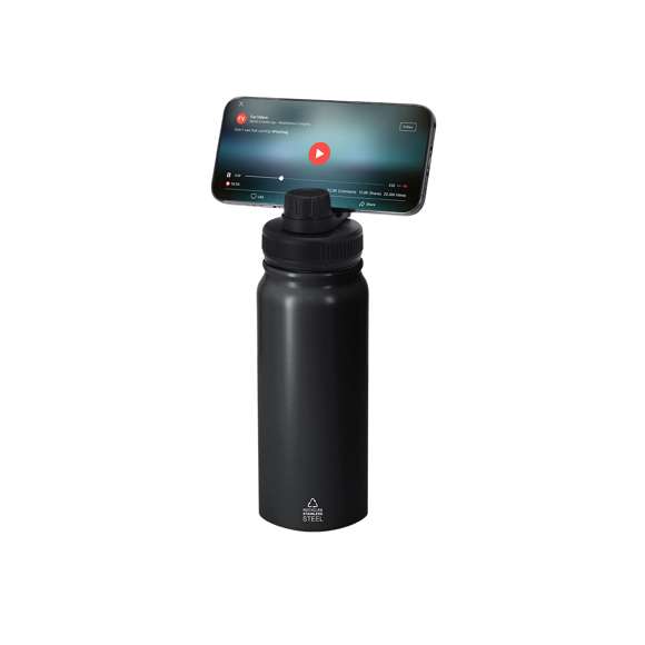 Bidón térmico de 600 ml de capacidad, fabricado en Acero Inox Reciclado de doble pared. Con función soporte magnético giratorio para smarthphone. Libre de BPA. Incluye distintivo de acero inoxidable reciclado.El acero es uno de los materiales más demandados y que puede encontrarse casi en todas partes, desde productos de uso diario a grandes construcciones. Con innumerables propiedades, entre las que cabe destacar la durabilidad y su alto grado de reutilización, convirtiéndolo en una alternativa muy valorada en soluciones de sostenibilidad. Debidamente tratado, permite obtener nuevos recursos de infinita utilización.