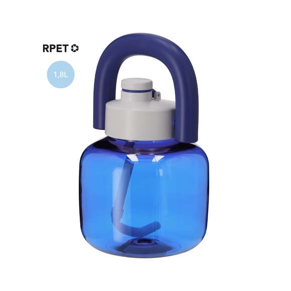 Bidón en resistente RPET con 1,8 L de capacidad. Con original forma de kettlebell en color translúcido brillo. Incluye de cierre a rosca para un óptimo sellado, pajita y firme asa de transporte. Libre de BPA.El material RPET se elabora a partir de plástico reciclado, para así fomentar la reutilización de residuos plásticos y ayudar a la sostenibilidad del planeta.