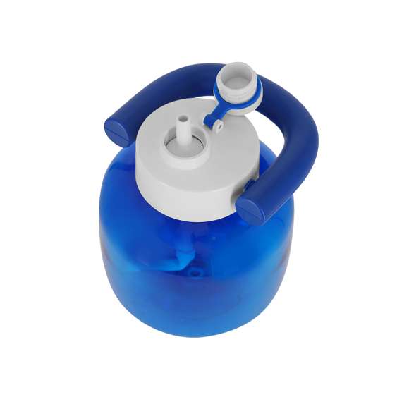 Bidón en resistente RPET con 1,8 L de capacidad. Con original forma de kettlebell en color translúcido brillo. Incluye de cierre a rosca para un óptimo sellado, pajita y firme asa de transporte. Libre de BPA.El material RPET se elabora a partir de plástico reciclado, para así fomentar la reutilización de residuos plásticos y ayudar a la sostenibilidad del planeta.