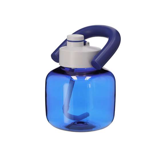 Bidón en resistente RPET con 1,8 L de capacidad. Con original forma de kettlebell en color translúcido brillo. Incluye de cierre a rosca para un óptimo sellado, pajita y firme asa de transporte. Libre de BPA.El material RPET se elabora a partir de plástico reciclado, para así fomentar la reutilización de residuos plásticos y ayudar a la sostenibilidad del planeta.