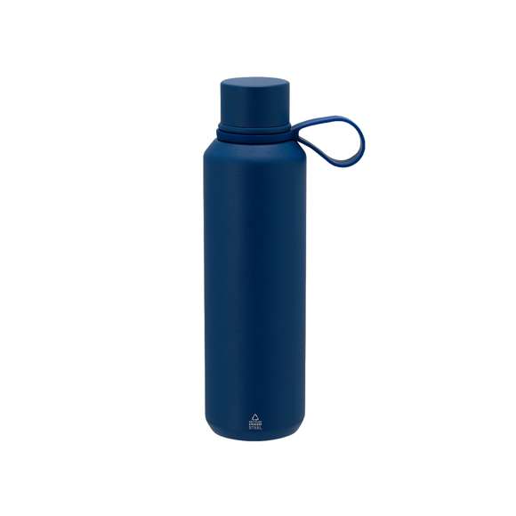 Bidón térmico de 630 ml de capacidad, fabricado en  Acero Inox Reciclado de doble pared. Incluye asa de silicona a juego. Libre de BPA. Con distintivo acero inoxidable reciclado.El acero es uno de los materiales más demandados y que puede encontrarse casi en todas partes, desde productos de uso diario a grandes construcciones. Con innumerables propiedades, entre las que cabe destacar la durabilidad y su alto grado de reutilización, convirtiéndolo en una alternativa muy valorada en soluciones de sostenibilidad. Debidamente tratado, permite obtener nuevos recursos de infinita utilización.