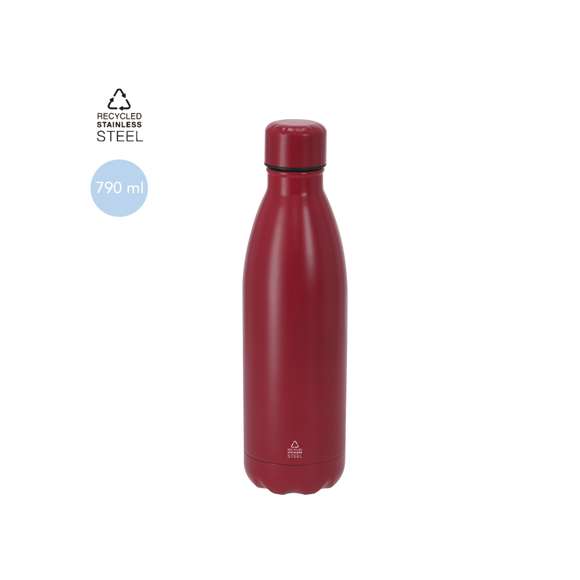 Bidón térmico de 790 ml de capacidad, fabricado en  Acero Inox Reciclado. Con acabado mate.Incluye distintivo de acero inoxidable reciclado.El acero es uno de los materiales más demandados y que puede encontrarse casi en todas partes, desde productos de uso diario a grandes construcciones. Con innumerables propiedades, entre las que cabe destacar la durabilidad y su alto grado de reutilización, convirtiéndolo en una alternativa muy valorada en soluciones de sostenibilidad. Debidamente tratado, permite obtener nuevos recursos de infinita utilización.