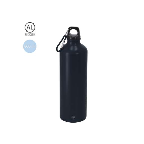 Bidón de 800 ml de capacidad. Fabricado en resistente y sostenible aluminio reciclado. Con tapón a rosca negro y mosquetón a juego para un sencillo transporte. Cuerpo de acabado esmerilado. Libre de BPA. Incluye distintivo Aluminio Reciclado.El aluminio reciclado es un material con posibilidades de reciclaje casi infinitas, sin perder sus propiedades originales y consumiendo menos energía en este proceso.