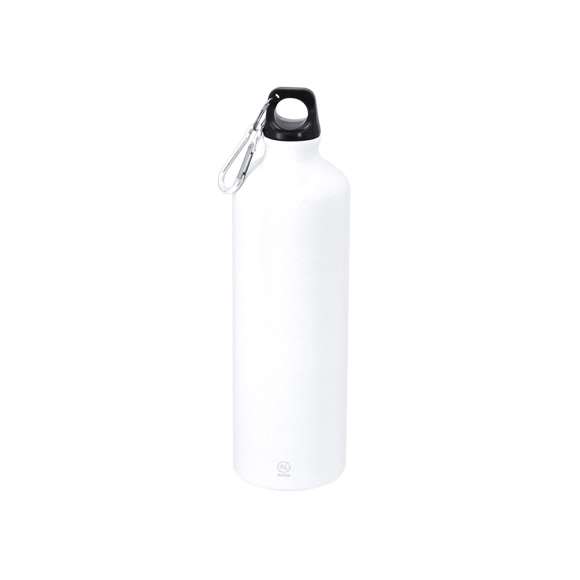 Bidón de 800 ml de capacidad. Fabricado en resistente y sostenible aluminio reciclado. Con tapón a rosca negro y mosquetón a juego para un sencillo transporte. Cuerpo de acabado esmerilado. Libre de BPA. Incluye distintivo Aluminio Reciclado.El aluminio reciclado es un material con posibilidades de reciclaje casi infinitas, sin perder sus propiedades originales y consumiendo menos energía en este proceso.