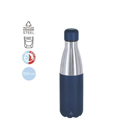 Bidón térmico de 550 ml de capacidad, fabricado en acero inox reciclado de doble pared. Su diseño combina cuerpo en acabado silver con tapón a rosca y base en color mate a juego. Libre de BPA. Incluye distintivo de acero inox reciclado.El acero es uno de los materiales más demandados y que puede encontrarse casi en todas partes, desde productos de uso diario a grandes construcciones. Con innumerables propiedades, entre las que cabe destacar la durabilidad y su alto grado de reutilización, convirtiéndolo en una alternativa muy valorada en soluciones de sostenibilidad. Debidamente tratado, permite obtener nuevos recursos de infinita utilización.