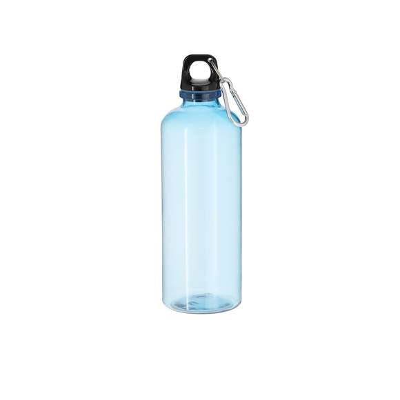 Bidón fabricado en resistente material RPET, con una capacidad de 630 ml. Cuerpo translúcido y tapón negro de cierre a rosca para garantizar un sellado óptimo. Incluye mosquetón metálico que facilita su transporte. Libre de BPA.El material RPET se elabora a partir de plástico reciclado, para así fomentar la reutilización de residuos plásticos y ayudar a la sostenibilidad del planeta.