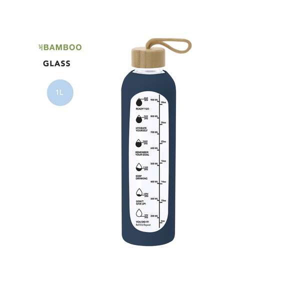Bidón fabricado en cristal de 1L de capacidad, diseñado para fomentar una hidratación adecuada. Recubierto con funda de silicona que protege y proporciona un agarre cómodo y seguro.Incluye indicador de capacidad en litros y onzas, acompañado de frases motivadoras que inspiran a mantener una correcta hidratación diaria. Tapón, elaborado en bambú, incluye práctico cordón para facilitar su transporte. Libre de BPA.