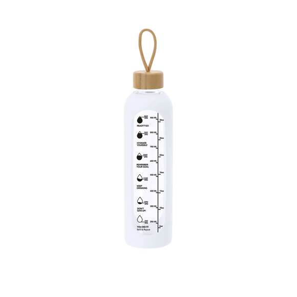 Bidón fabricado en cristal de 1L de capacidad, diseñado para fomentar una hidratación adecuada. Recubierto con funda de silicona que protege y proporciona un agarre cómodo y seguro.Incluye indicador de capacidad en litros y onzas, acompañado de frases motivadoras que inspiran a mantener una correcta hidratación diaria. Tapón, elaborado en bambú, incluye práctico cordón para facilitar su transporte. Libre de BPA.