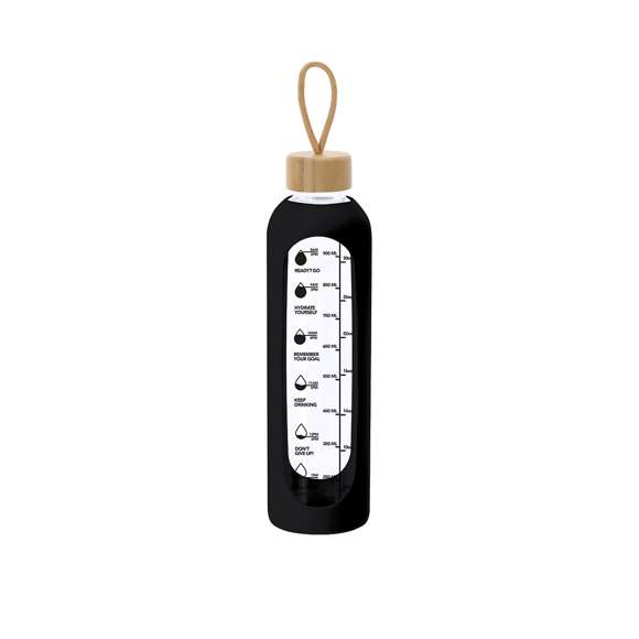 Bidón fabricado en cristal de 1L de capacidad, diseñado para fomentar una hidratación adecuada. Recubierto con funda de silicona que protege y proporciona un agarre cómodo y seguro.Incluye indicador de capacidad en litros y onzas, acompañado de frases motivadoras que inspiran a mantener una correcta hidratación diaria. Tapón, elaborado en bambú, incluye práctico cordón para facilitar su transporte. Libre de BPA.